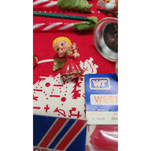 Vintage Christmas Ornament Lot Wreaths Bells Figurines Pinecones Leewards Westri - Picture 10 of 16